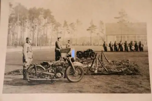 tolles altes Foto Soldaten - Kaserne - Angetreten - Krad-Melder Einheit ???