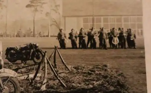 tolles altes Foto Soldaten - Kaserne - Angetreten - Krad-Melder Einheit ???