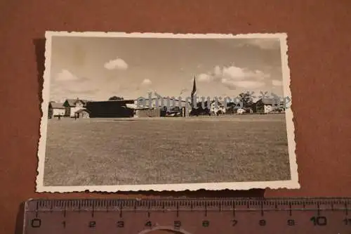 tolles altes Foto kleiner Flugplatz - Flugzeuge, Doppeldecker - Kirche - Ort ??