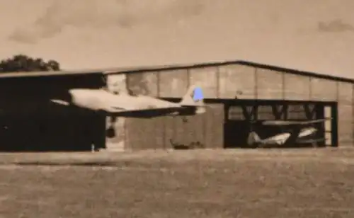 tolles altes Foto kleiner Flugplatz - Flugzeuge, Doppeldecker - Kirche - Ort ??