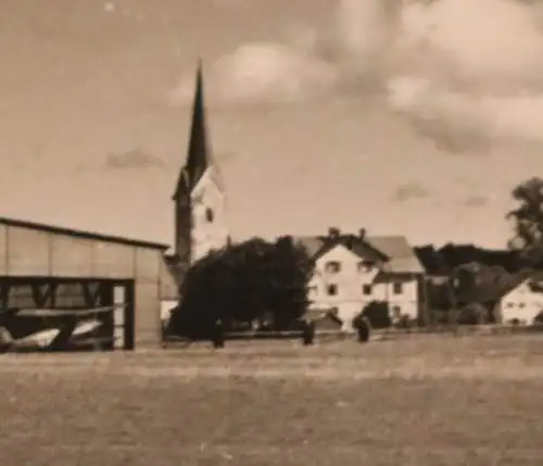 tolles altes Foto kleiner Flugplatz - Flugzeuge, Doppeldecker - Kirche - Ort ??