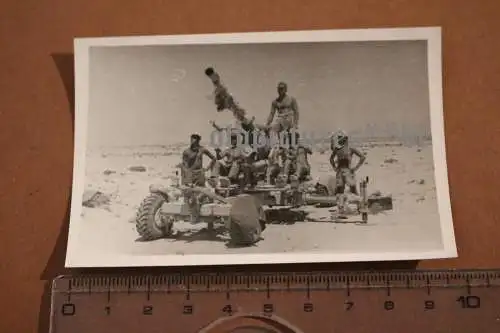 tolles altes Foto - Afrika - DAK - Flakgeschütz getarnt Soldaten