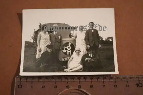 tolles altes Foto Personen Ausflug Oldtimer LKW mit Werbeschild - Raum Hannover