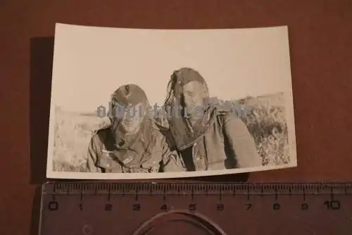 tolles altes Foto zwei Soldaten unter Mückennetz - Russland ??? 