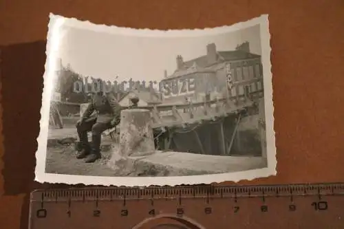 altes Foto  Soldat sitzt auf Brücke - Stadt Frankreich - Werbung Suze , Renault 