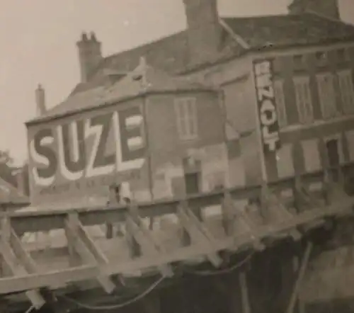 altes Foto  Soldat sitzt auf Brücke - Stadt Frankreich - Werbung Suze , Renault 