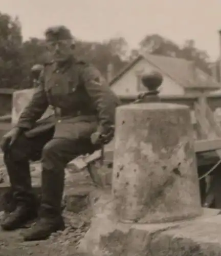 altes Foto  Soldat sitzt auf Brücke - Stadt Frankreich - Werbung Suze , Renault 