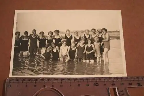 tolles altes Foto - Gruppenfoto - hübsche Frauen am Strand in Badezeug 20-30er J