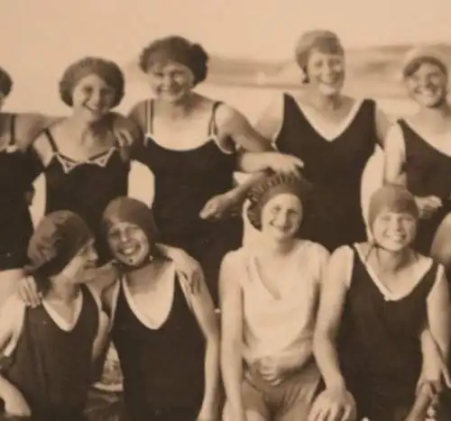 tolles altes Foto - Gruppenfoto - hübsche Frauen am Strand in Badezeug 20-30er J