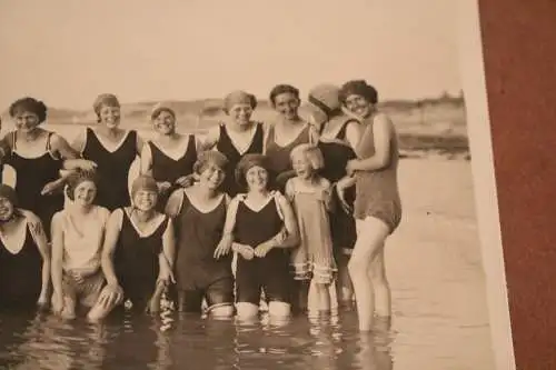 tolles altes Foto - Gruppenfoto - hübsche Frauen am Strand in Badezeug 20-30er J