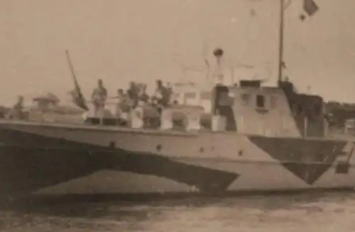 tolles altes Foto  Schnellboot ?? Dreizack  ?  im Tarnanstrich - Ostsee 1945