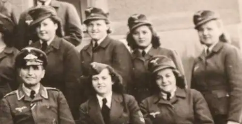 tolles altes Gruppenfoto - hübsche Blitzmädel der Luftwaffe