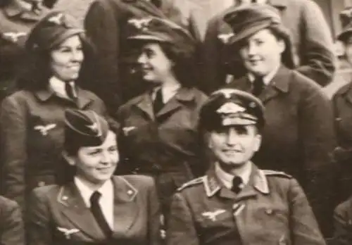 tolles altes Gruppenfoto - hübsche Blitzmädel der Luftwaffe