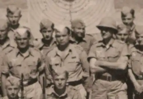 tolles altes Gruppenfoto - Soldaten Zielscheibe - Fliegerhorst Sizilien ??
