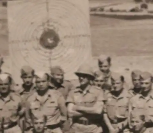 tolles altes Gruppenfoto - Soldaten Zielscheibe - Fliegerhorst Sizilien ??