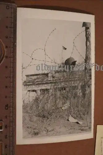 altes Foto Brandenburger Tor Sowjetfahne, Stacheldraht deutscher Stahlhelm