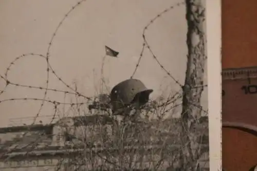 altes Foto Brandenburger Tor Sowjetfahne, Stacheldraht deutscher Stahlhelm 
