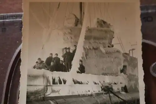 tolles altes Foto - Torpedoboot  111  eingefroren in Kiel 
