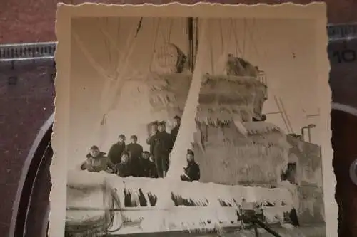 tolles altes Foto - Torpedoboot  111  eingefroren in Kiel 