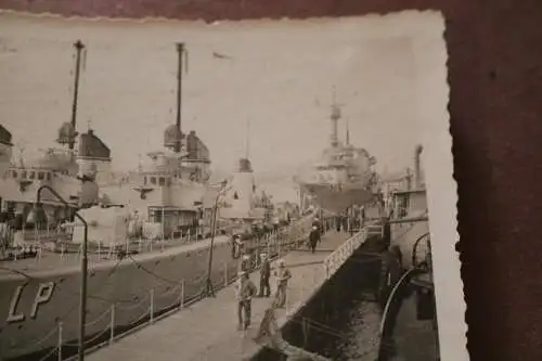 tolles altes Foto - Torpedoboote der Leopardklasse in Kiel 
