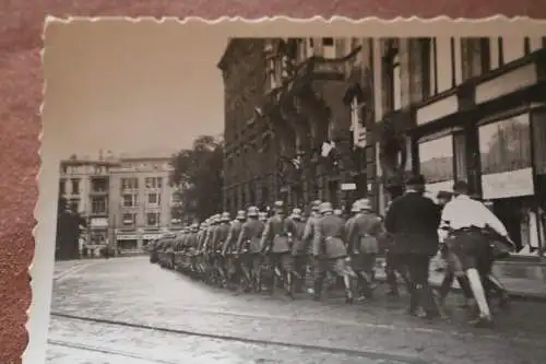  altes Foto - Soldaten marschieren durch eine Stadt Reichswehr  - 1933 Ort ??