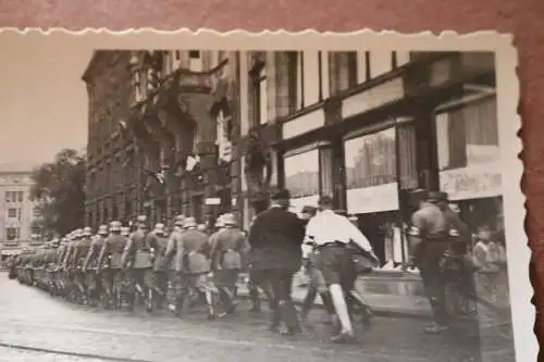  altes Foto - Soldaten marschieren durch eine Stadt Reichswehr  - 1933 Ort ??