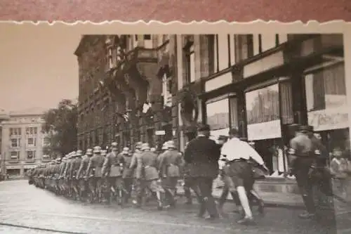  altes Foto - Soldaten marschieren durch eine Stadt Reichswehr  - 1933 Ort ??