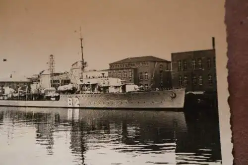 tolles altes Foto - Kauffoto ??  Zerstörer 82 in Bremerhaven 