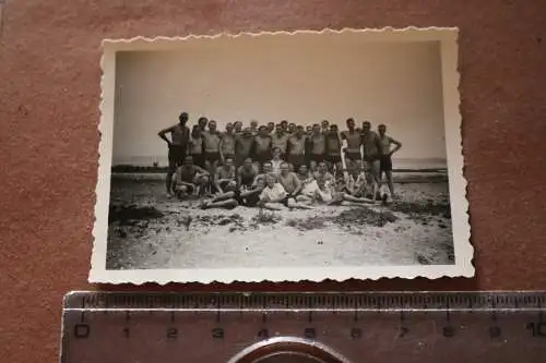 tolles altes Gruppenfoto - Soldaten in Badenhosen - Baden in Flensburg