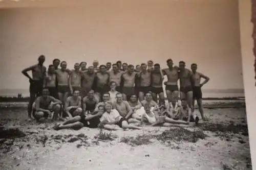 tolles altes Gruppenfoto - Soldaten in Badenhosen - Baden in Flensburg