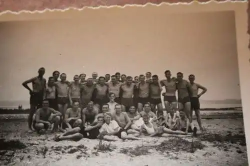 tolles altes Gruppenfoto - Soldaten in Badenhosen - Baden in Flensburg