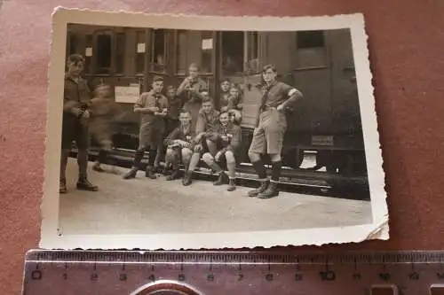 tolles altes Foto - Pimpfe, Jugend am Bahnhof - Deutschland-Österreich Reise 
