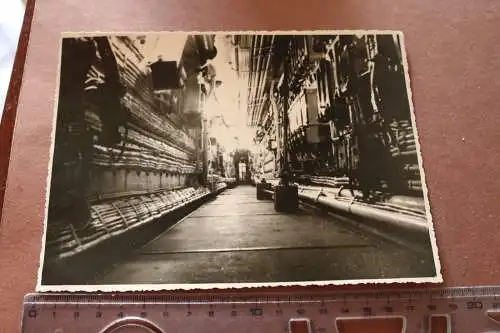 tolles großes Foto Mittelgang Maschinenraum - geheim ?  Schiff ??? 