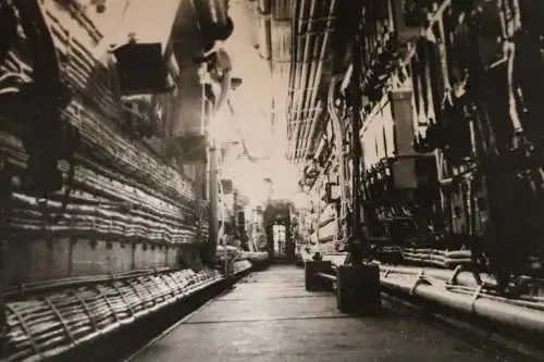 tolles großes Foto Mittelgang Maschinenraum - geheim ?  Schiff ??? 
