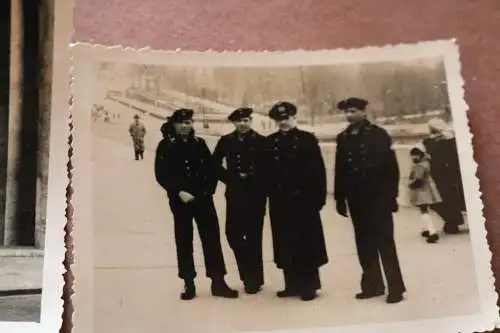 zwei alte Fotos - Matrosen in Paris 