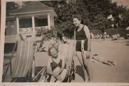 zwei alte Fotos zwei Frauen im Badeanzug am Strand 30-50er Jahre ?
