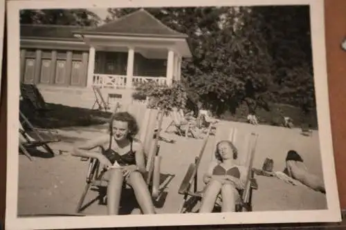 zwei alte Fotos zwei Frauen im Badeanzug am Strand 30-50er Jahre ?