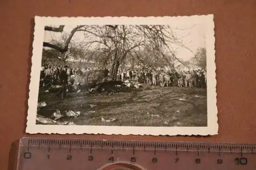 altes Foto - Menschenmenge - abgestürztes Flugzeug ??? 30-50er Jahre