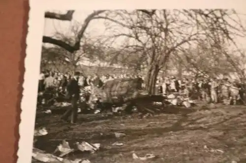 altes Foto - Menschenmenge - abgestürztes Flugzeug ??? 30-50er Jahre