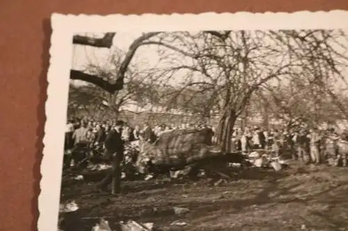 altes Foto - Menschenmenge - abgestürztes Flugzeug ??? 30-50er Jahre