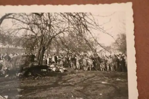 altes Foto - Menschenmenge - abgestürztes Flugzeug ??? 30-50er Jahre 