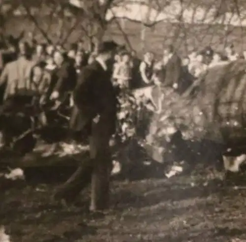 altes Foto - Menschenmenge - abgestürztes Flugzeug ??? 30-50er Jahre