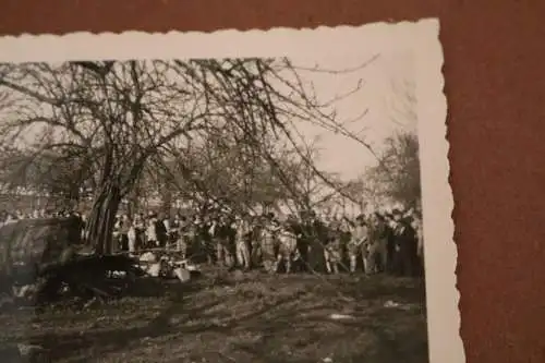 altes Foto - Menschenmenge - abgestürztes Flugzeug ??? 30-50er Jahre 