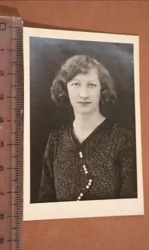 altes Foto - Portrait einer hübschen Frau  20-40er Jahre 