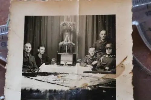 tolles altes Foto Soldaten Flak-Abteilung mit Radio , Weihnachten ?? 