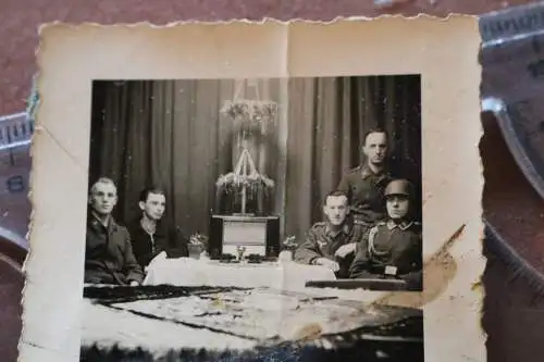 tolles altes Foto Soldaten Flak-Abteilung mit Radio , Weihnachten ?? 
