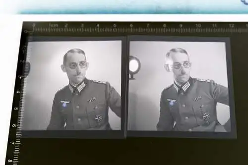 zwei alte Negative - Portrait eines Soldaten , Offizier Bandspange EKI