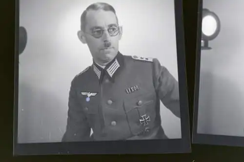 zwei alte Negative - Portrait eines Soldaten , Offizier Bandspange EKI