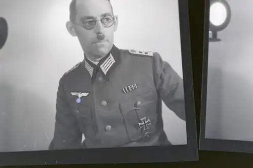 zwei alte Negative - Portrait eines Soldaten , Offizier Bandspange EKI