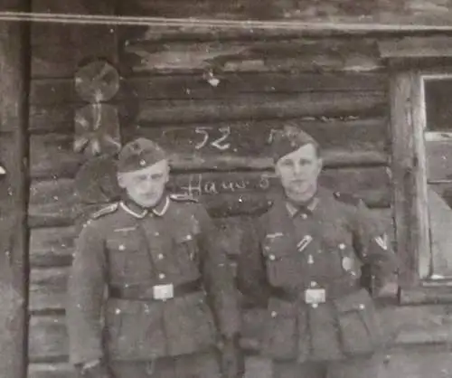 drei alte Fotos Soldaten - vor Hütte - Russland ?